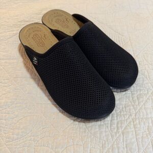 FlyFlot  Women’s Black Mesh Slip-On size 8